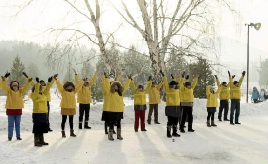 ロシアのイルクーツクで煉功する法輪功学習者たち (Minghui.org)
