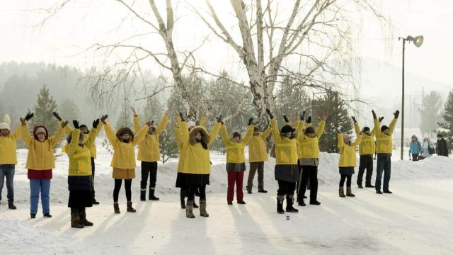 ロシアのイルクーツクで煉功する法輪功学習者たち (Minghui.org)