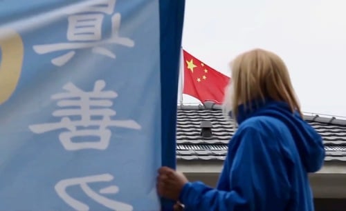 ベオグラードの中国大使館前でバナーを掲げるセルビア人の法輪功学習者。(Minghui.org, 2019年)