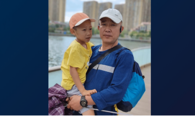 劉志明さんと9歳の息子（minghui.org）