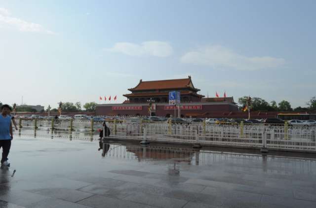 キャプション：北京の天安門広場（tomislav domes）