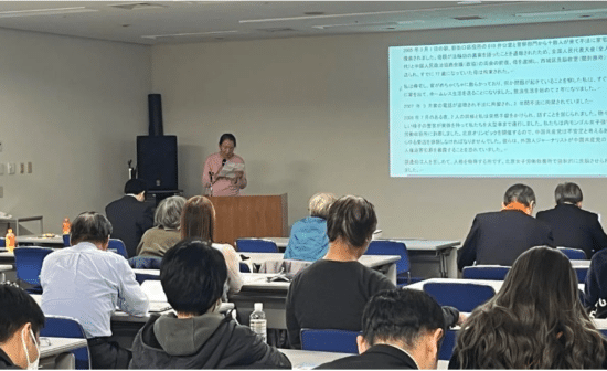 証言者が自分の体験を読み上げる様子　(明慧ネットより転載）